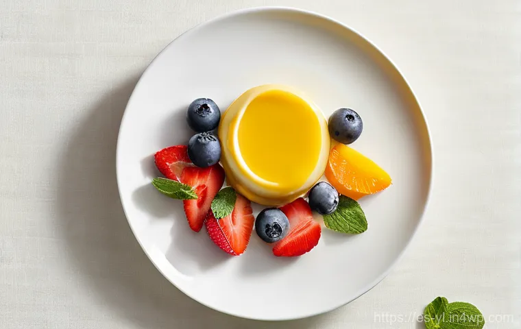 디저트의 비주얼을 강조하는 방법 - **A vibrant deconstructed fruit tart on a clean white plate.**
A perfectly round, golden-yellow ...